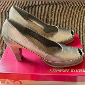 New In Box.  Women’s Aerosole A2 Comfort Heels in Pewter.  size 9